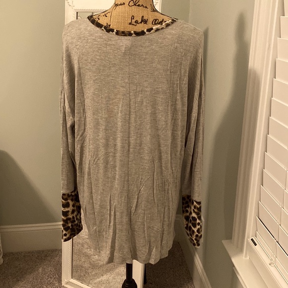NWOT Daytrip grey, long sleeve top, size M. - Picture 3 of 8